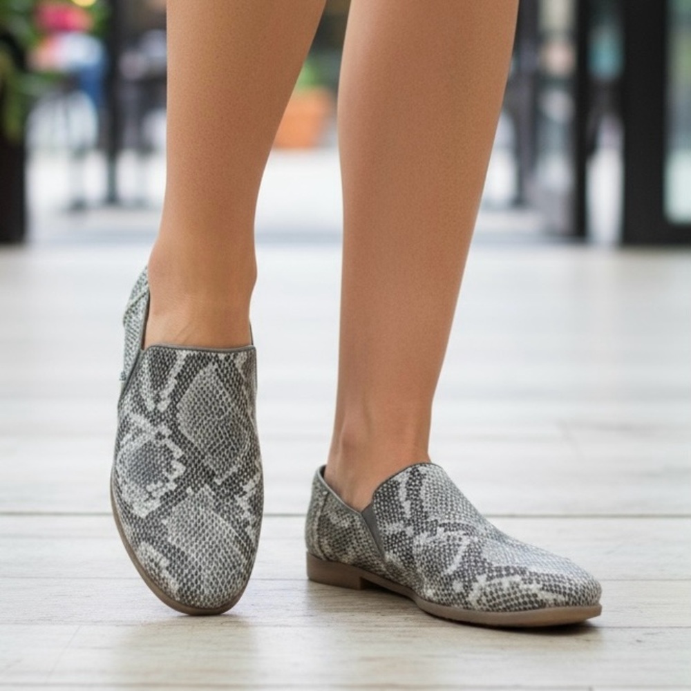 Toms Shaye Leather Snakeskin Print Ankle Booties Low Heel